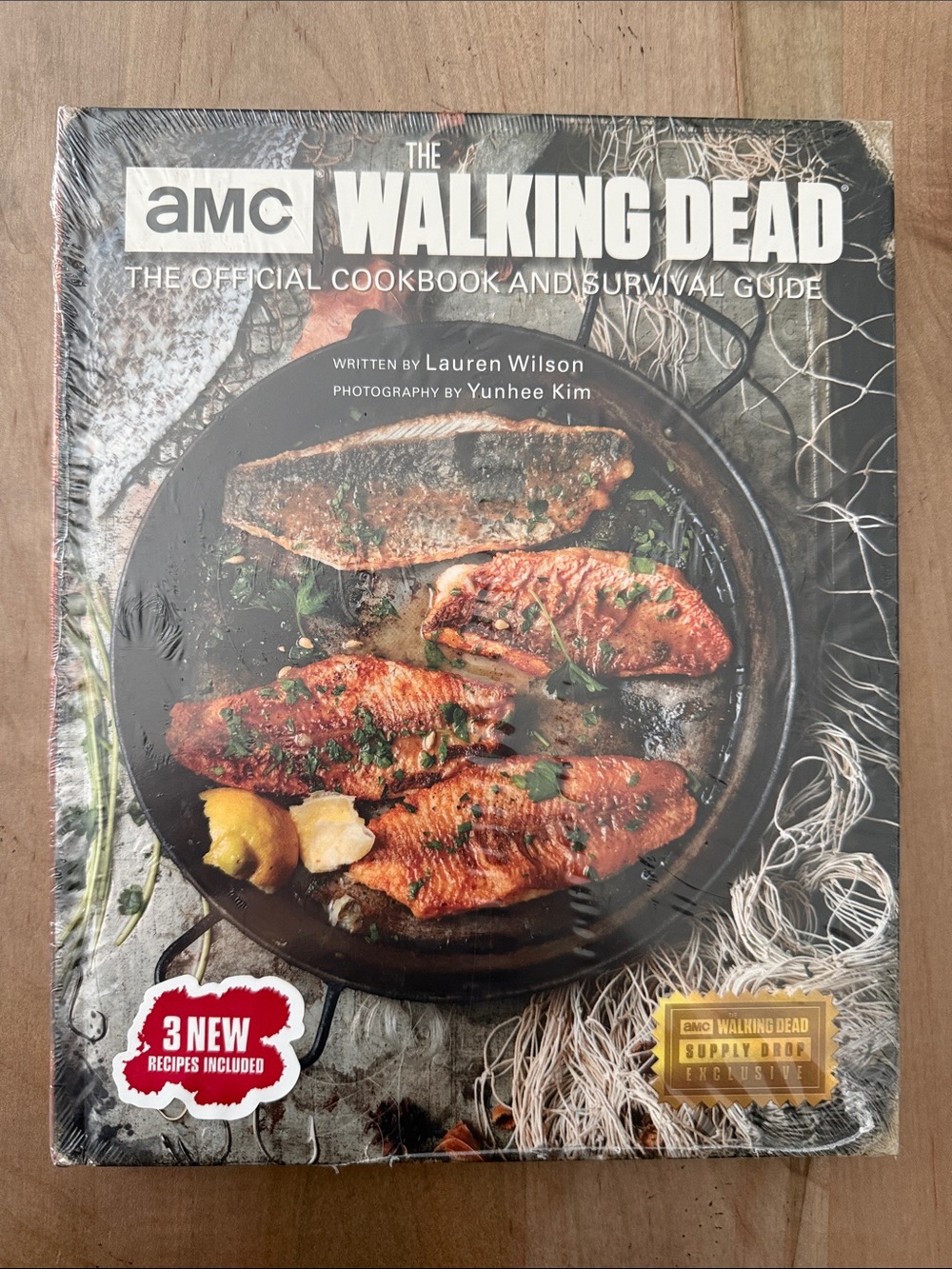 AMC The Walking Dead Official Cookbook and Survival Guide - Black